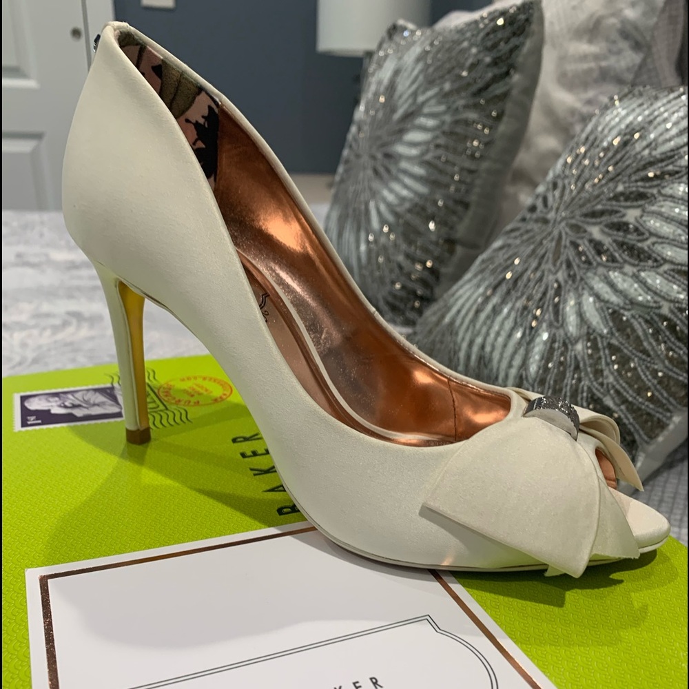 New In Box Ted Baker Satin Ivory Nualas Pump